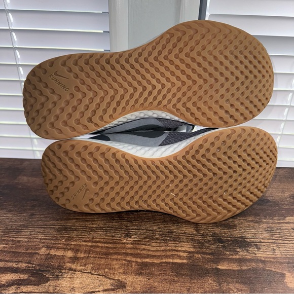 Nike Girls Revolution 5 BQ5671-008 Gray Running Shoes Sneakers Size 5Y - Picture 9 of 9